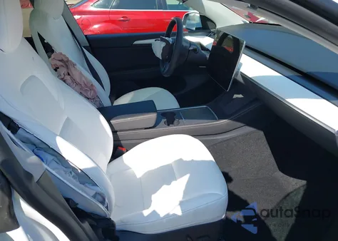 2024 Tesla Model Y Long Range Dual Motor All-Wheel Drive z USA, uszkodzony, nr VIN 7SAYGDEE5RF126043